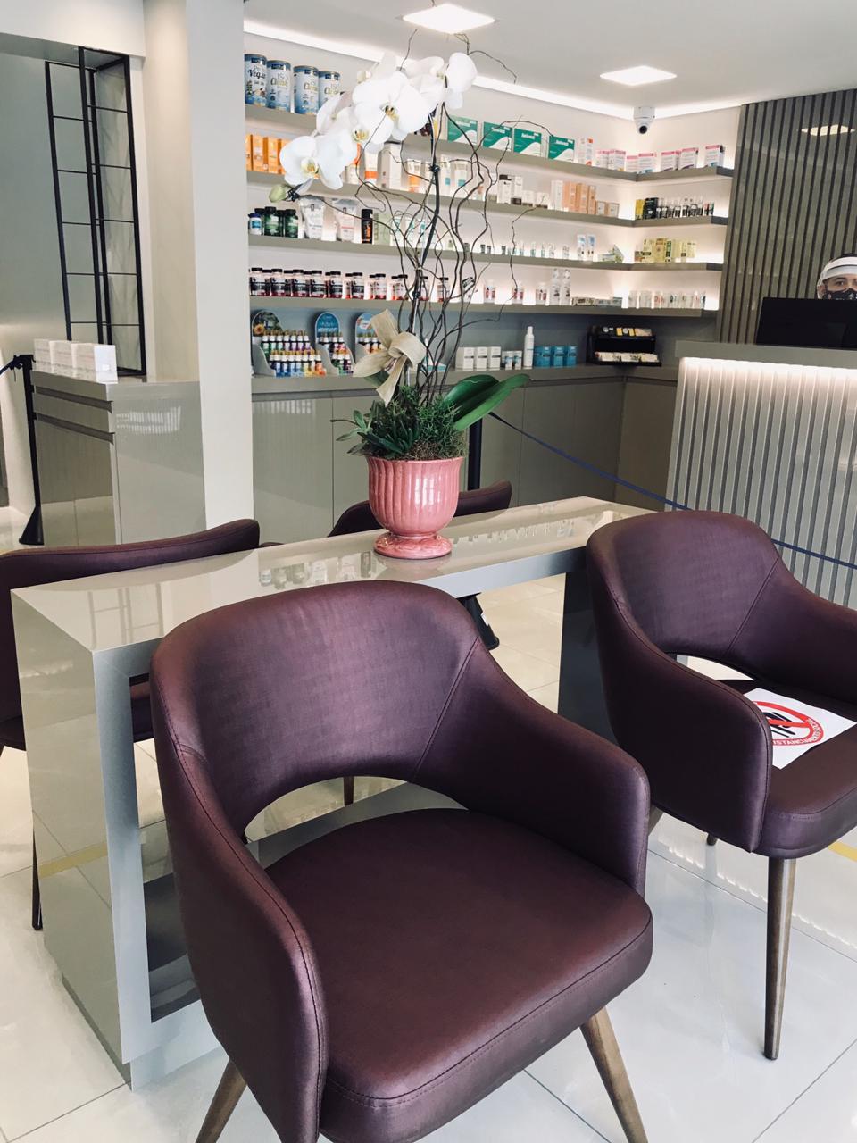 Sala de espera com poltronas e prateleiras